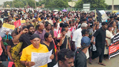 
இலங்கையின் 78 வது சுதந்திர தின நிகழ்வுகளுக்கு எதிர்ப்புத் தெரிவித்து வடக்கு மற்றும் கிழக்கு மாகாணங்களி்ல் இன்று (4) போராட்டங்கள் இடம்பெற்றன. அதற்கமைய கிளிநொச்சியில் யாழ்ப்பாண பல்கலைக்கழக மாணவர்களின் ஏற்பாட்டில் பேரணி ஒன்று முன்னெடுக்கப்பட்டது. 


