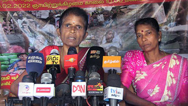 

அம்பாறை - தம்பிலுவில் மத்திய சந்தை பகுதியில் இயங்கி வருகின்ற அம்பாறை மாவட்ட காணாமல் ஆக்கப்பட்டவர்களின் உறவுகளின் அலுவலகத்தை உடனடியாக அகற்றுமாறு மக்களின் வாக்குகளை பெற்று தவிசாளராகிய சசிக்குமார் என்பவரால்  அறிவுறுத்தப்பட்டுள்ளது. இதற்கு எதிர்ப்பு தெரிவித்து நாளை காலை அம்பாறையில் போராட்டம் முன்னெடுக்கப்படவுள்ளது.



