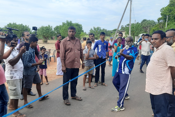 பட்டா வாகனத்தை தாடியால் இழுத்து மட்டுவில் முதியவர் உலக சாதனை! 1