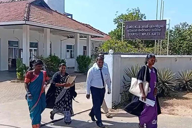 

மண்டைதீவு படுகொலையின் வழக்கு இன்று (28) ஊர்காவற்றுறை நீதிமன்றில் நீதிவான் அனீபா ரஜீவ் முன்னிலையில் விசாரணைக்காக எடுத்துக் கொள்ளப்பட்ட நிலையில் மீண்டும் எதிர்வரும் செப்டம்பர் 22 ஆம் திகதிக்கு ஒத்தி வைக்கப்பட்டுள்ளது.  


