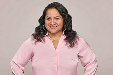 

கனடா  மொன்றியல் நகர சபைக்கு யாழ்ப்பாணத்தை பூர்வீகமாகக் கொண்ட மிலானி தியாகராஜா என்ற பெண் தெரிவு செய்யப்பட்டுள்ளார்.  யாழ்ப்பாணம் நல்லூர் பிரதேசத்தை சேர்ந்த சட்டத்தரணியான லிங்கராஜா தியாகராஜா, சண்டிலிப்பாயைச் சேர்ந்த பாமதி சிவபாதம் ஆகியோரின் மகளான மிலானி தியாகராஜா, கனடாவின் கோட் டெஸ்-நெய்ஜ் பிரதேசத்தில் பிறந்து, அங்கு கல்வி கற்றார்.


