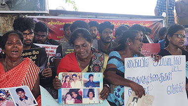
வடக்கு கிழக்கு வலிந்து காணாமல் ஆக்கப்பட்டவர்களின் உறவினர்களின் சங்கத்தின் ஏற்பாட்டில் சர்வதேச நீதி கோரி சுழற்சி முறையிலான உண்ணாவிரதப் போராட்டத்தின் இறுதிநாள் போராட்டம் இன்றைய தினம் நடைபெற்றது.


