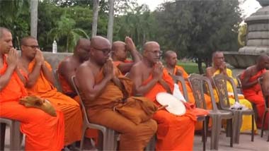 

கலகொடஅத்தே ஞானசார ​தேரரை விடுதலை செய்யக் கோரி, பௌத்த பிக்குமார் குழுவொன்றினால் கொழும்பு விஹாரமஹாதேவி பூங்காவில் ஆரம்பிக்கப்பட்டுள்ள சத்தியாகிரகம் இன்று (19) நான்காவது நாளாகவும் முன்னெடுக்கப்பட்டு வருகிறது.



