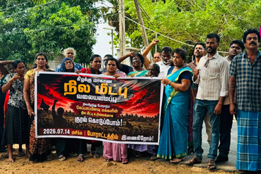 21வது நாளாகத் தொடர்ந்த போராட்டம்!
முல்லைத்தீவு மாவட்டத்தின் கரைதுறைப்பற்று பிரதேச செயலாளர் பிரிவிற்குட்பட்ட கேப்பாப்பிலவில், இராணுவ ஆக்கிரமிப்பில் உள்ள தமது பூர்வீகக் காணிகளை விடுவிக்கக் கோரி மக்கள் முன்னெடுத்து வரும் இரண்டாவது கட்ட தொடர் கவனயீர்ப்பு போராட்டம் நேற்று 21ஆவது நாளாகவும் தொடர்ந்து முன்னெடுக்கப்பட்டு வருகின்றது.