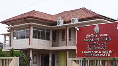 

போரினால் பாதிக்கப்பட்ட பலரின் வாழ்வாதாரத்திற்கு பெரும் அடியாக, முல்லைத்தீவில் இராணுவத்தால் நடத்தப்பட்டு வரும், சிகையலங்கார நிலையத்தை மூடுமாறு பிரதேச சபையால் இராணுவத்திற்கு அறிவிப்பு வெளியிட்டுள்ளது.


