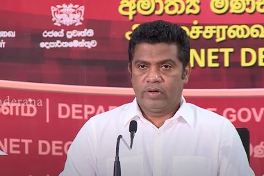 

நாட்டில் 30 ஆண்டு காலமாக இடம்பெற்ற சிவில் யுத்தத்தில் உயிரிழந்த தமது உறவுகளை நினைவு கூர்வதற்கு எவ்வித தடையும் இல்லை. அதற்கான உரிமை ஒவ்வொரு பிரஜைக்கும் உண்டு. ஆனால் அந்த போர்வையில் பயங்கரவாதிகள் நினைவு கூரப்பட்டால் அவற்றுடன் தொடர்புடையோருக்கு எதிராக சட்ட நடவடிக்கை எடுக்கப்படும் என அமைச்சரவை பேச்சாளர் அமைச்சர் நளிந்த ஜயதிஸ்ஸ தெரிவித்தார்.
