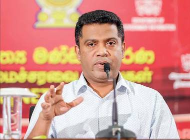 
இந்த ஆண்டு தொடக்கத்தில் இலங்கை சுங்கத்தால் சர்ச்சைக்குரிய 323 கொள்கலன்கள் விடுவிக்கப்பட்டது தொடர்பான விசாரணைகளுடன் சமீபத்திய அமைச்சரவை மறுசீரமைப்பை இணைக்கும் கூற்றுக்களை அமைச்சர் நளிந்த ஜெயதிஸ்ஸ நிராகரித்தார்.


