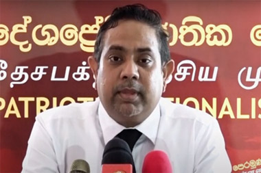 

அனுராதபுர காலத்துக்கு முந்தைய சோழர் ஆக்கிரமிப்புக் காலத்தை அடிப்படையாகக் கொண்டு, இலங்கையில் தமிழ் நாகரிகம் மற்றும் தாயகக் கோட்பாட்டை நிலைநிறுத்துவதற்காகச் சுமந்திரன் சமர்ப்பித்த முன்மொழிவை எவ்வித ஆய்வுகளுமின்றித் தொல்பொருள் பணிப்பாளர் நாயகம் ஏற்றுக்கொண்டுள்ளமையானது நாட்டுக்கு விடுக்கப்பட்டுள்ள பாரிய அச்சுறுத்தலாகும் எனத் தேசப்பிரேமி ஜாதிக பெரமுன அமைப்பின் சட்டத்தரணி நுவன் பெல்லன்துடாவ குற்றம் சாட்டியுள்ளார்.


