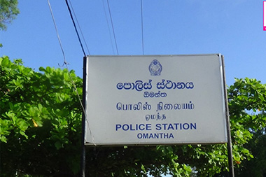 

ஓமந்தை பொலிஸ் நிலையத்திற்கு அருகில் தனியார் ஒருவருக்குச் சொந்தமான காணியினை பொலிஸார் அபகரித்து விகாரை அமைப்பதற்கு முயற்சிப்பதாக தெரிய வருகிறது.


