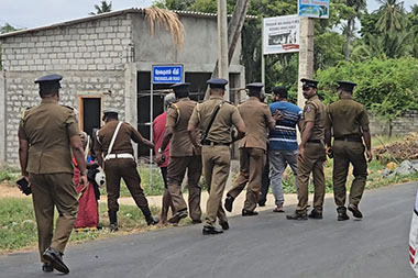 யாழ்ப்பாணம் மயிலிட்டி பகுதியில் இன்று காலை ஒன்றுகூடிய காணி உரிமையாளர்களையும் அதனை செய்தி சேகரித்த ஊடகவியலாளர்களையும் பொலிஸார் விரட்டியடித்தனர்.


