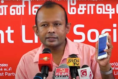 

அதிகாரத்துக்கு வரும் எந்த அரசாங்கமும் கடன் தவணைகளை மீள செலுத்த முடியாமல் ஒருசில வருடங்களில் வீழ்ச்சியடையும் வகையில் ரணில் விக்ரமசிங்க வைத்துச்சென்ற  பொறிக்குள் தற்போதைய அரசாங்கம் சிக்கிக்கொண்டுள்ளது என முன்னிலை சோசலிச கட்சியின்  கல்விச் செயலாளர் புபுது ஜயகொட தெரிவித்தார்.



