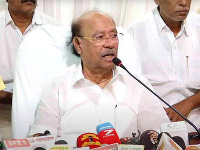 
திருவண்ணாமலையில் ஆந்திர பெண்ணை பாலியல் வன்கொடுமை செய்த காவலர்களுக்கு 2 மடங்கு தண்டனை தர வேண்டும் என பா.ம.க. நிறுவனர்.இராமதாஸ் தெரிவித்துள்ளார். இது தொடர்பாக அவர் வெளியிட்டுள்ள அறிக்கையில், “கடந்த 30ஆம் தேதி, திருவண்ணாமலை, ஏந்தல் பகுதியில் ரோந்து பணியிலிருந்த கிழக்கு காவல் நிலைய காவலர்கள் சுந்தர், சுரேஷ்ராஜ் இருவரும் ஆந்திராவிலிருந்து வந்த ஒரு மினி லாரியை மறித்து அதிலிருந்த 52 வயது தாயையும், 22 வயது மகளையும் தனியே அழைத்துச் சென்று தாயை அருகில் நிற்க வைத்து விட்டு,  மகளை  கூட்டுப் பாலியல் வன்கொடுமை செய்து, வெளியில் சொல்லக்கூடாது என்று மிரட்டி அனுப்பியுள்ளனர். அந்த 2 காவலர்களும் கைது செய்யப்பட்ட நிலையில், தாயின் கண்ணெதிரிலேயே நடைபெற்றுள்ள இந்த சம்பவம் பெரும் அதிர்ச்சியை ஏற்படுத்தியுள்ளது.
