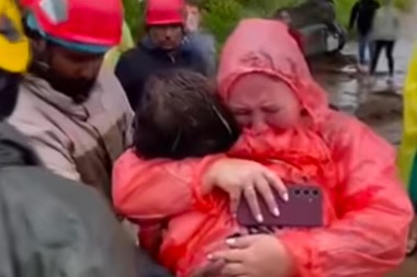 

பதுளை - எல்ல பகுதியில் அமைந்துள்ள புகழ்பெற்ற சுற்றுலாத் தலமான லிட்டில் எடம்ஸ் பீக் மலையிலிருந்து தவறி வீழ்ந்த வெளிநாட்டு சிறுமி ஒருவர் நேற்று பாதுகாப்பாக மீட்கப்பட்டார் என அதிகாரிகள் தெரிவித்துள்ளனர்.


