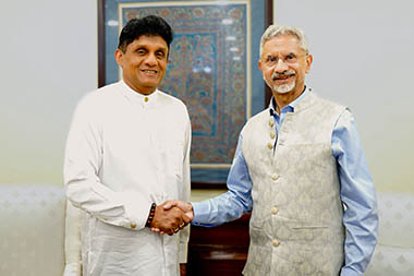 

எதிர்க்கட்சித் தலைவர் சஜித் பிரேமதாச, இந்திய வெளிவிவகார அமைச்சர் கலாநிதி எஸ். ஜெய்சங்கரைச் சந்தித்தார். 
இதன்போது சமூக, பொருளாதார மற்றும் அரசியல் உள்ளிட்ட பல முக்கிய விடயங்கள் குறித்து கருத்துக்களை பரிமாறிக்கொண்டனர். 


