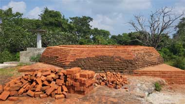 சமளங்குளம் பிள்ளையார் கோவில் பகுதியில் பௌத்த வழிபாட்டுக்கு திட்டம்!
வவுனியா சமளங்குளம் பிள்ளையார் கோவில் இருக்கும் பகுதியில் கல்கமுவ சந்தபோதி தேரர் தலைமையில் பௌத்த வழிபாடுகளை நடத்துவதற்கான கோரிக்கை முன்வைக்கப்பட்டுள்ளதோடு வெடுக்குநாறி மலைய மையப்படுத்தி 260ஏக்கர்கள் தொல்பொருளியல் பகுதியாக அடையாளப்படுத்தப்பட்டுள்ளதாகவும் தகவல்கள் வெளியாகியுள்ளன.