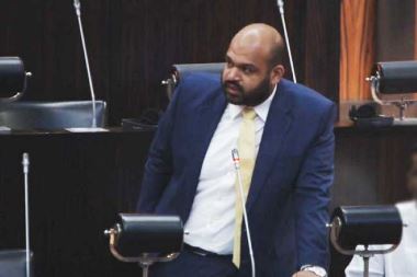 

புத்தர் சிலை விவகாரம்  முடிந்த சம்பவம் என்று ஜனாதிபதி சொல்கிறார். அந்தச் சிலை அந்த இடத்திலேயே இருக்கும்போது இந்த சம்பவம் முடிந்த சம்பவமா?  என பாராளுமன்ற உறுப்பினர் சாணக்கியன் தெரிவித்துள்ளார்.

