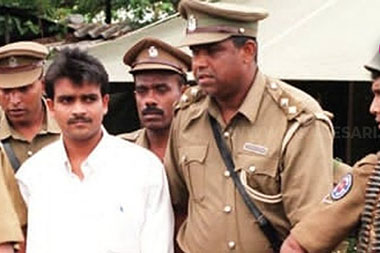 

யாழ் செம்மணி மனிதப்புதைகுழி விவகாரம் தொடர்பில் சர்வதேச விசாரணையொன்று முன்னெடுக்கப்படும் பட்சத்தில், அதில் சாட்சியமளிப்பதற்குத் தயாராக இருப்பதாக கிருஷாந்தி குமாரசுவாமி படுகொலை வழக்கில் பிரதான குற்றவாளியாக நீதிமன்றத்தில் தீர்ப்பளிக்கப்பட்ட லான்ஸ் கோப்ரல் சோமரத்ன ராஜபக்ஷ தெரிவித்திருப்பதாகக் குறிப்பிட்டு அவரது மனைவி எஸ்.சி.விஜேவிக்ரம ஜனாதிபதி அநுரகுமார திஸாநாயக்கவுக்குக் கடிதமொன்றை அனுப்பிவைத்துள்ளார்.


