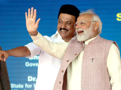 பாஜகவுடன் கை கோர்க்க போகும் ஸ்டாலின்?
திமுகவும் பாஜகவும் கூட்டணி அமைக்க போவதாக தகவல்கள் வெளியாகி வருகிறது. குறிப்பாக அடுத்து மத்திய அமைச்சரவையில் மாற்றம் வரப்போகும் நிலையில், அதில் திமுகவும் பங்கெடுக்கும் எனவும் சொல்லப்படுகிறது. இதற்கிடையே திமுக- பாஜக இடையே கூட்டணி அமைக்க வாய்ப்பே இல்லை என காங்கிரஸ் மூத்த தலைவர் ப சிதம்பரம் கூறியிருக்கிறார். தமிழகத்திலும் சரி, தேசியளவிலும் சரி இப்போது அரசியல் களம் வேகமாக மாறி வருகிறது. தமிழகத்தில் திமுக கூட்டணியில் இருந்து அனைத்து கட்சிகளும் வெளியேறிவிட்டன.