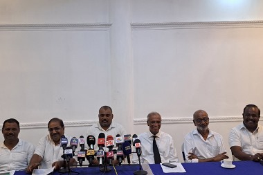 

செம்மணி மனிதப் புதைகுழிக்குச் சர்வதேச விசாரணை கோரி வடக்கு, கிழக்கு மாகாணங்களில் எதிர்வரும் 29 ஆம் திகதி கையெழுத்துப் போராட்டம் முன்னெடுக்கப்படவுள்ளது.
யாழ்ப்பாணத்தில் உள்ள தனியார் விடுதியில் தமிழ்த் தேசியக் கட்சிகளின் தலைவர்கள் நேற்று நடத்திய கூட்டு ஊடகவியலாளர் சந்திப்பில் இந்த விடயம் தெரிவிக்கப்பட்டது.


