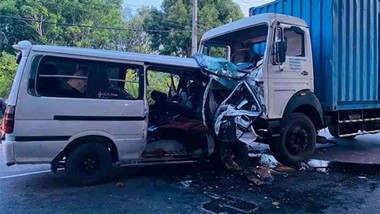 

குருணாகல்-அனுராதபுரம் பிரதான வீதியில், தலாவ மீரிகம பகுதியில் லொறியும் வானும் நேருக்கு நேர் மோதிய விபத்தில் மூவர் உயிரிழந்தனர் மேலும் நால்வர் காயமடைந்தனர். இன்று (25) அதிகாலை இந்த விபத்து நிகழ்ந்ததாக பொலிஸார் தெரிவித்தனர்.


