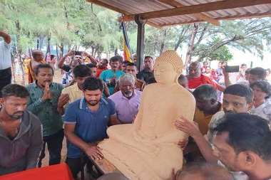 

திருகோணமலை கோட்டை வீதியில் உள்ள ஸ்ரீ சம்புத்த ஜெயந்தி விஹாரைக்குச் சொந்தமான காணியில் புத்தர் சிலையை நிறுவச் சென்றபோது ஏற்பட்ட சம்பவம் தொடர்பாக காவல்துறையினரிடம் வாக்குமூலம் அளிக்க மறுத்ததற்காக, டிசம்பர் 10 ஆம் திகதிக்கு முன்னர் நீதிமன்றத்தில் ஆஜராகுமாறு திருகோணமலை நீதவான் எம்.என்.எம். சன்சுதீன் அழைப்பாணை பிறப்பித்துள்ளார். 


