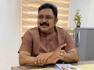 
தமிழ்நாட்டில் அடுத்த ஆண்டு (2026) சட்டமன்றத் தேர்தல் நடைபெறவுள்ளது. இந்த தேர்தலை எதிர்கொள்ளத் தமிழக அரசியல் கட்சித் தலைவர்கள் இந்தாண்டின் தொடக்கத்தில் இருந்தே ஆயத்தமாகி வருகின்றனர். இந்நிலையில் செங்கல்பட்டு மாவட்டத்தில் செய்தியாளர்களைச் சந்தித்த அமமுக கட்சியின் பொதுச்செயலாளர் டி.டி.வி.தினகரன் பேசுகையில், ''நான் சொல்வதை நிறையப் பேர் புரிந்து கொள்ள மாட்டேன் என்கிறார்கள். ஏற்கனவே நான்கு கூட்டணிகள் அமைய வாய்ப்பு இருக்கிறது என்று சொன்னேன். திமுக தலைமையில் ஒரு கூட்டணி, என்.டி.ஏ கூட்டணி, விஜய் தலைமையில் கூட்டணி, நாம் தமிழர் சீமான் அவர் எப்பொழுதும் தனியாகத்தான் போட்டியிடுவார். இந்த முறையும் தனியாகத்தான் போட்டியிடுவேன் என அறிவித்து விட்டார்.
