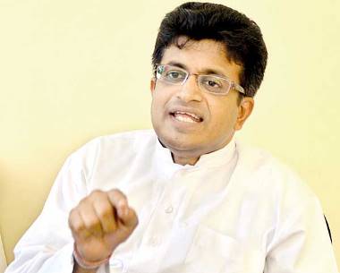 

இலஞ்ச, ஊழல் ஒழிப்பு விசாரணை ஆணைக்குழுவின் பணிப்பாளர் நாயகம் ரங்க திஸாநாயக்க எனக்கு எச்சரிக்கை விடுத்திருக்கின்றார். குறித்த பதவியை வகிப்பதற்கான அடிப்படை தகுதியைக் கூட பூர்த்தி செய்யாத அவரது அச்சுறுத்தலால் என்னை ஒருபோதும் மௌனிக்கச் செய்ய முடியாது. அவரது தகுதிகளை நான் நிரூபிக்க முன்னர் அவர் தானாகவே பதவியை இராஜிநாமா செய்வதே சிறந்ததது என பிவிதுரு ஹெல உருமயவின் தலைவர் உதய கம்மன்பில தெரிவித்தார்.


