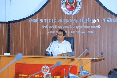 

இலங்கையில் தமிழ் மக்கள் மீது மேற்கொள்ளப்பட்டது இனப்படுகொலை எனவும் அவ் இனப்படுகொலைக்கு இலங்கை அரசு காரணம் என்ற நிலையில், இலங்கையின் உள்நாட்டு விசாரணைகளில் முற்றிலும் எமது மக்களும் நாமும் நம்பிக்கை இழந்துள்ளோம். இவ் இனப்படுகொலைக்கு சர்வதேச நீதி வேண்டும் என வலிகாமம் கிழக்கு பிரதேச சபை ஏக மனதாக தீர்மானம் நிறைவேற்றியுள்ளது.


