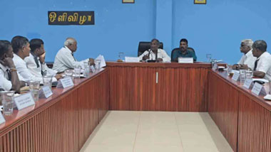 

தையிட்டி விகாராதிபதியின் பதவி உயர்வுக்கு எதிராக விகாரைக்கு அருகில் போராட்டத்தில் ஈடுபட்ட வலிகாமம் வடக்கு பிரதேச சபையின் 11 உறுப்பினர்களுக்கு மல்லாகம் நீதிவான் நீதிமன்றத்தினால் அழைப்பு கட்டளை அனுப்பபட்டுள்ளது. 


