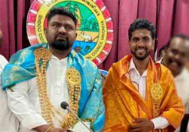 

வவுனியா நகரசபையின் முதல்வராக சுந்தரலிங்கம் காண்டீபன் மற்றும் துணை முதல்வராக பரமேஸ்வரன் கார்த்தீபன் ஆகியோர் தமது பதவிகளில் செயற்படுவதை தடுத்து மேன்முறையீட்டு நீதிமன்றம்  இடைக்காலத் தடை உத்தரவு ஒன்றை பிறப்பித்துள்ளது.


