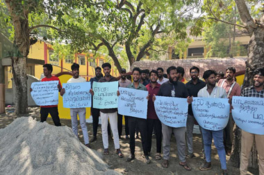 சுமந்திரன் பிரதம விருந்தினரா? - சுழிபுரம் விக்டோரியா கல்லூரி பழைய மாணவர்கள் எதிர்ப்புப் போராட்டம்!
சுழிபுரம் விக்டோரியா கல்லூரியில் நடைபெறும் நடைபவனியில் எம்.ஏ.சுமந்திரன் விருந்தினராக கலந்துகொள்ள மாட்டார் என பாடசாலை அதிபர் சுலபாமதி தெரிவித்துள்ளார்.