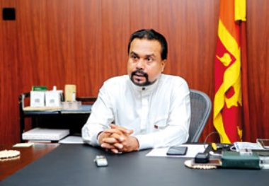 
நாட்டுக்கு அரச அனுசரணையுடன் போதைப்பொருட்கள் கொண்டு வரப்படுகின்றன, அரச அனுசரணையுடன் அவை கைப்பற்றப்படுகின்றன. மக்கள் விடுதலை முன்னணியின் உறுப்பினரான புவக்தண்டா எனும் சனா என்பவரே தெற்குக்கு படகில் பெருந்தொகையான போதைப்பொருட்களை கொண்டு வந்தார் என தேசிய சுதந்திர முன்னணியின் தலைவரும், முன்னாள் பாராளுமன்ற உறுப்பினருமான விமல் வீரவன்ச தெரிவித்தார்.



